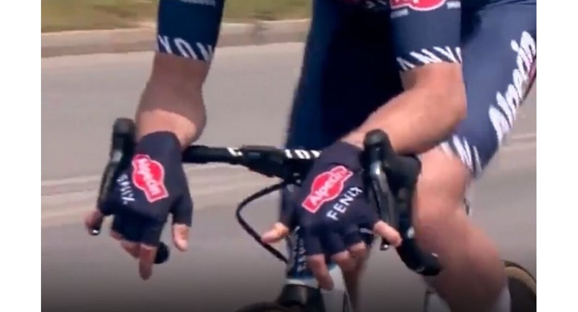 VIDEO: Alpecin-Fenixi rattur eemaldati ebakorrektse käte asendite tõttu
