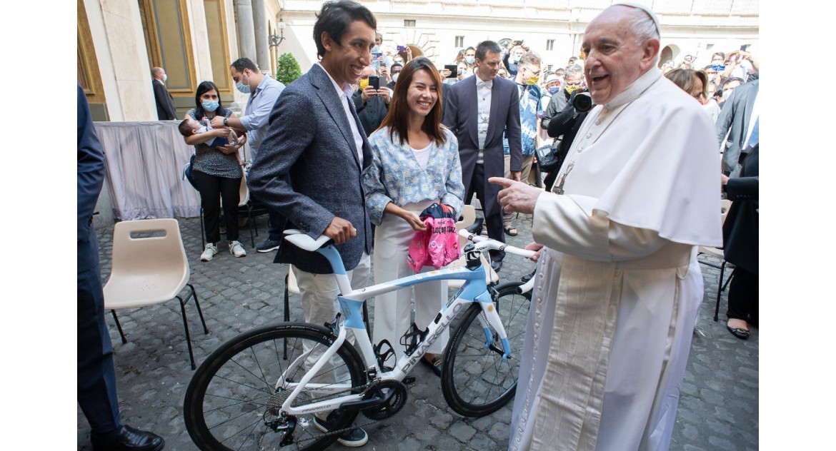 Egan Bernal kinkis paavstile Giro võidusärgi ja ratta